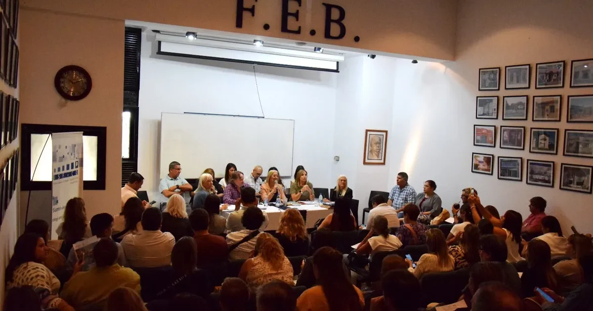 Docentes de La Plata celebran aumento salarial del 7,5% tras acuerdo con la Provincia