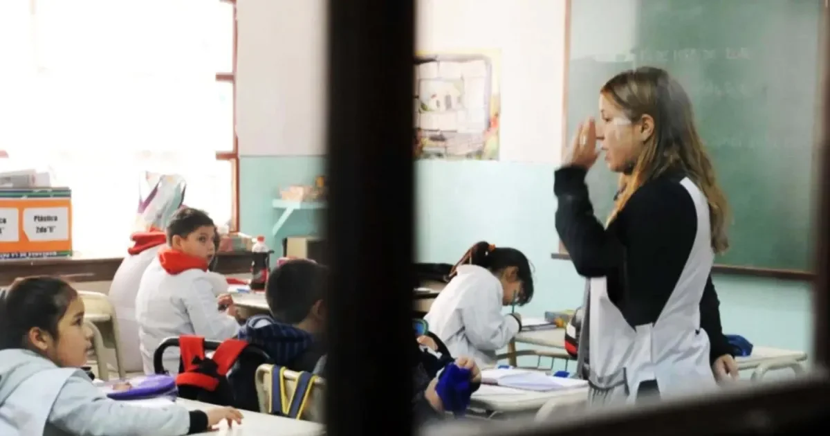 Docentes de La Plata exigen paritarias y ajustes salariales ante la inflación actual