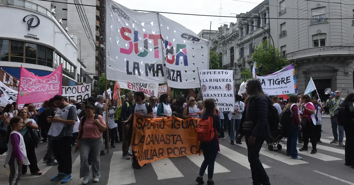 Docentes de La Plata marchan en medio del paro, impactando la actividad en el centro
