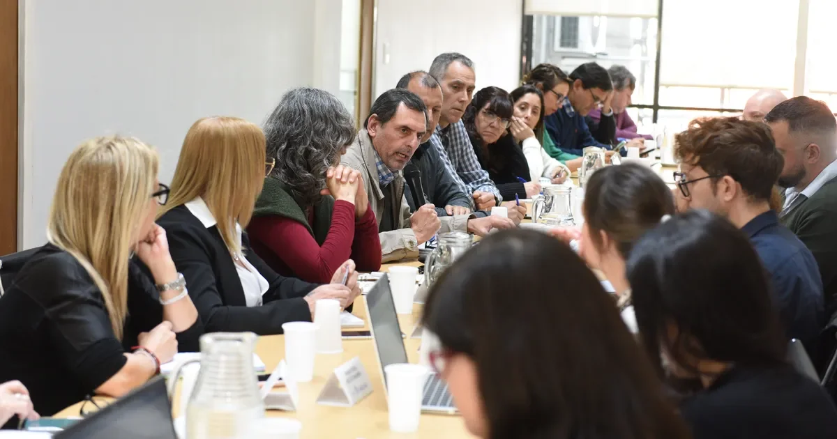 Docentes de La Plata se preparan para negociar paritarias en medio de la tensión estatal