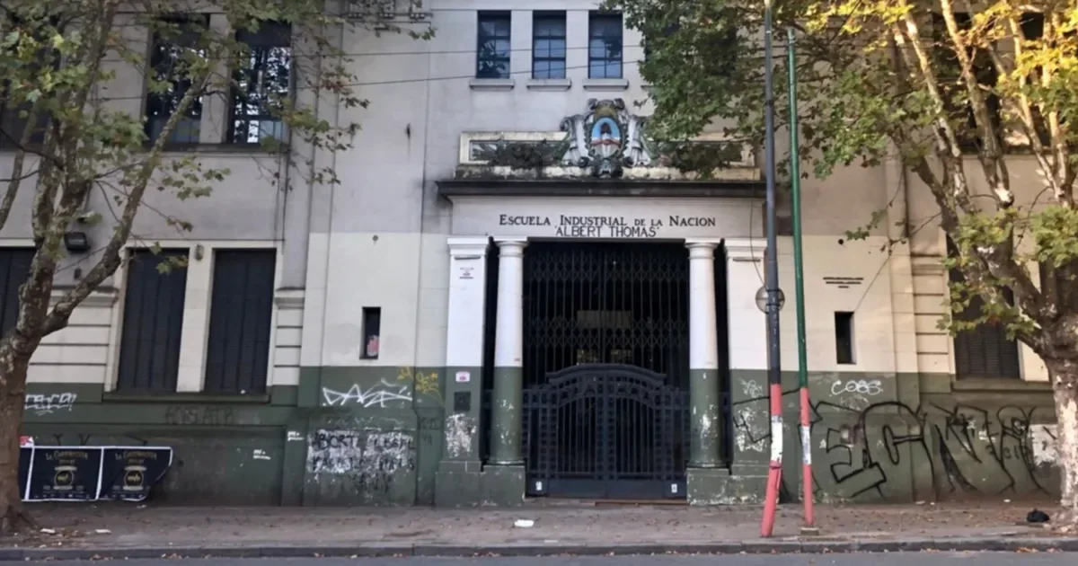 Docentes del Albert Thomas en La Plata alertan sobre despidos inminentes y su impacto en la educación