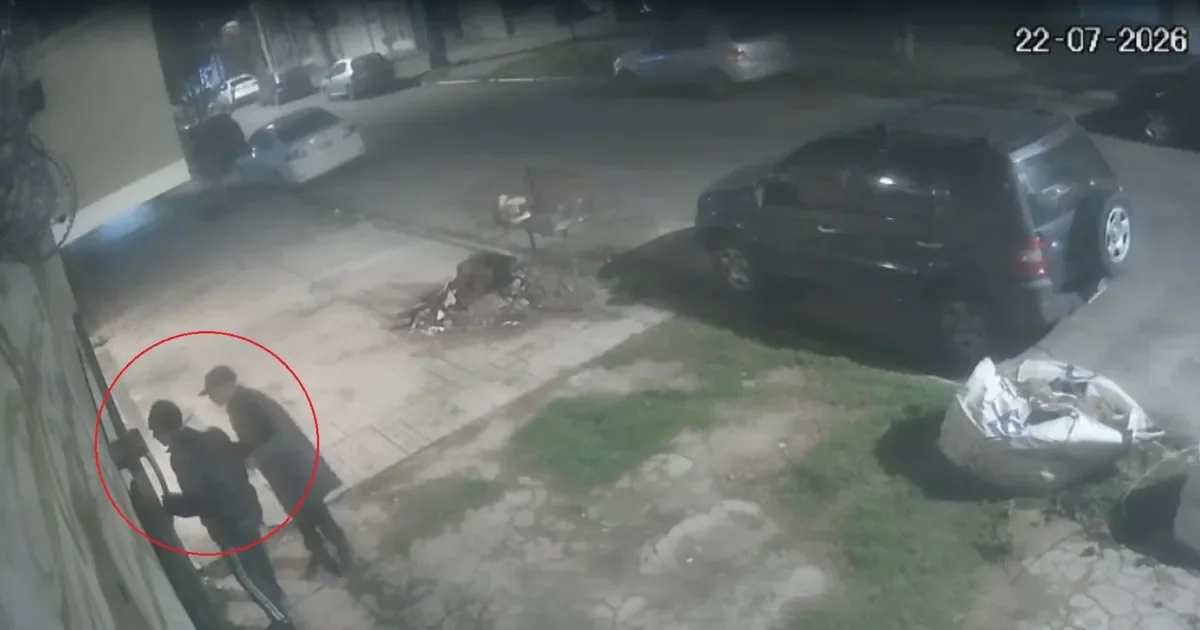 Dueño de casa en La Plata persigue a ladrones que intentaron robar su moto