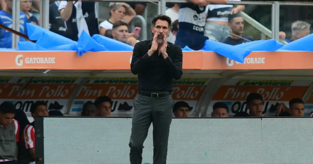 Eduardo Domínguez defiende a Cristian Medina: "No dejaremos que se lo lleven