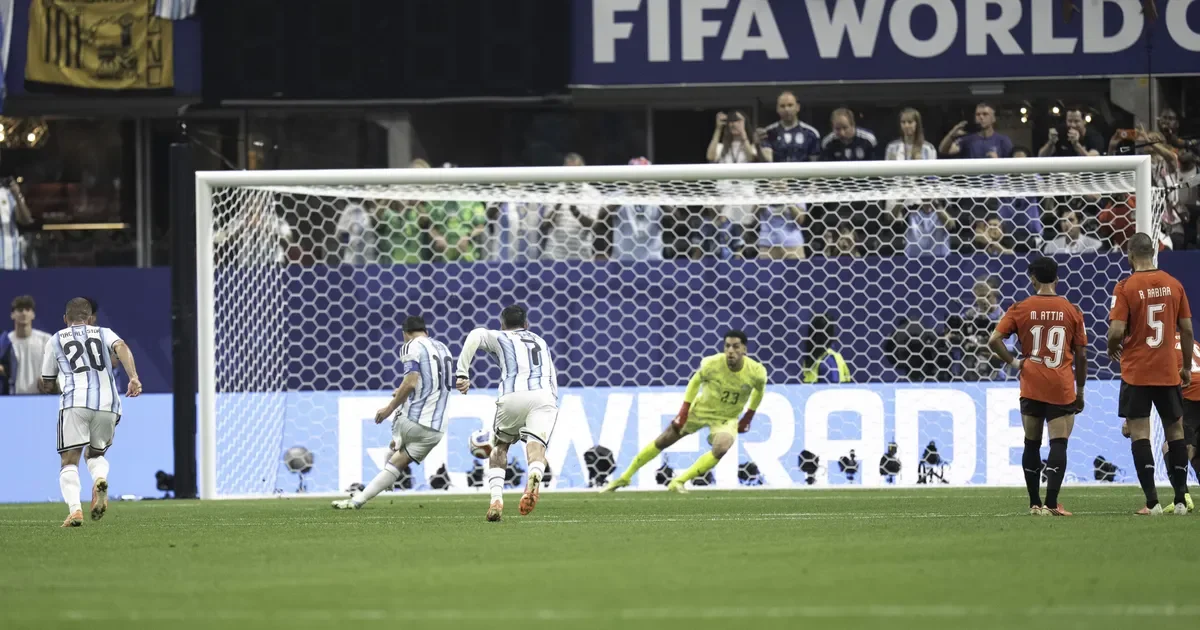 El arquero egipcio brilla al detener un penal de Messi en un partido intenso