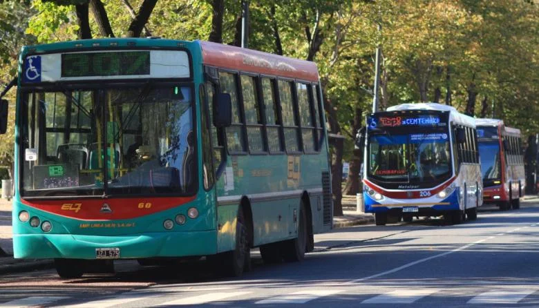 El aumento del boleto de colectivo afecta a miles de usuarios en La Plata y alrededores