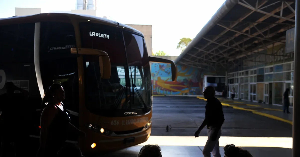 El aumento en el costo del transporte afecta a miles de pasajeros de La Plata a Capital Federal