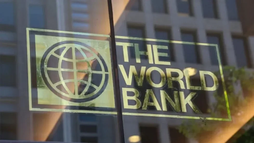 El Banco Mundial advierte sobre un crecimiento económico más lento para Argentina, impactando a la región.