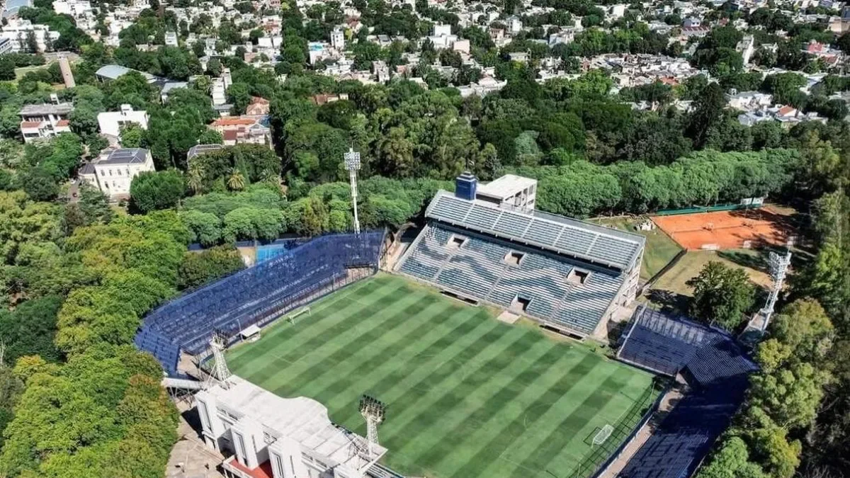 El Bosque de La Plata se prepara para el clásico con su renovada fachada
