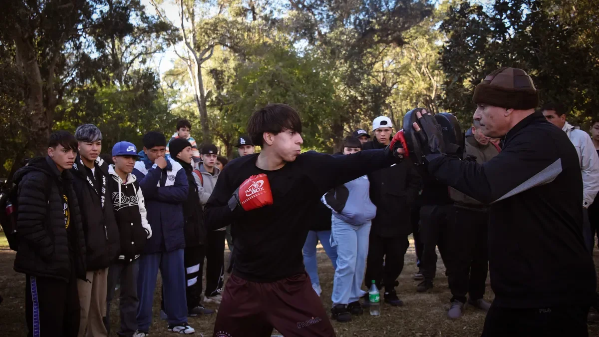El Bosque de La Plata se transforma en el epicentro del boxeo callejero con Def Jam