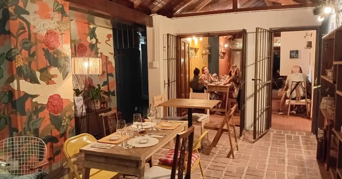 El cierre de un restaurante en City Bell deja sin opciones a los vecinos del área.