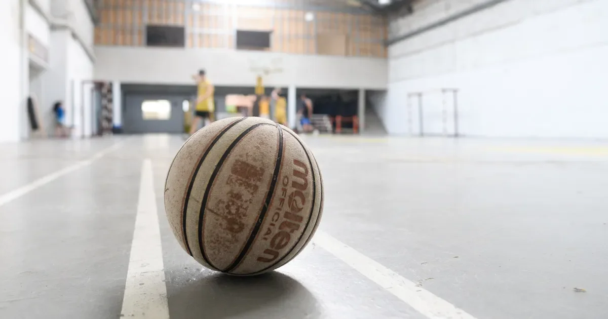 El club histórico de La Plata busca fondos para revitalizar su polideportivo y atraer a más socios.