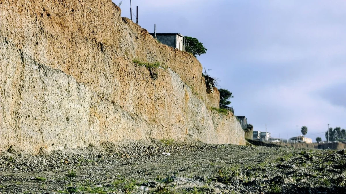 El deslizamiento de tierra en Ensenada genera preocupación entre los vecinos del área.