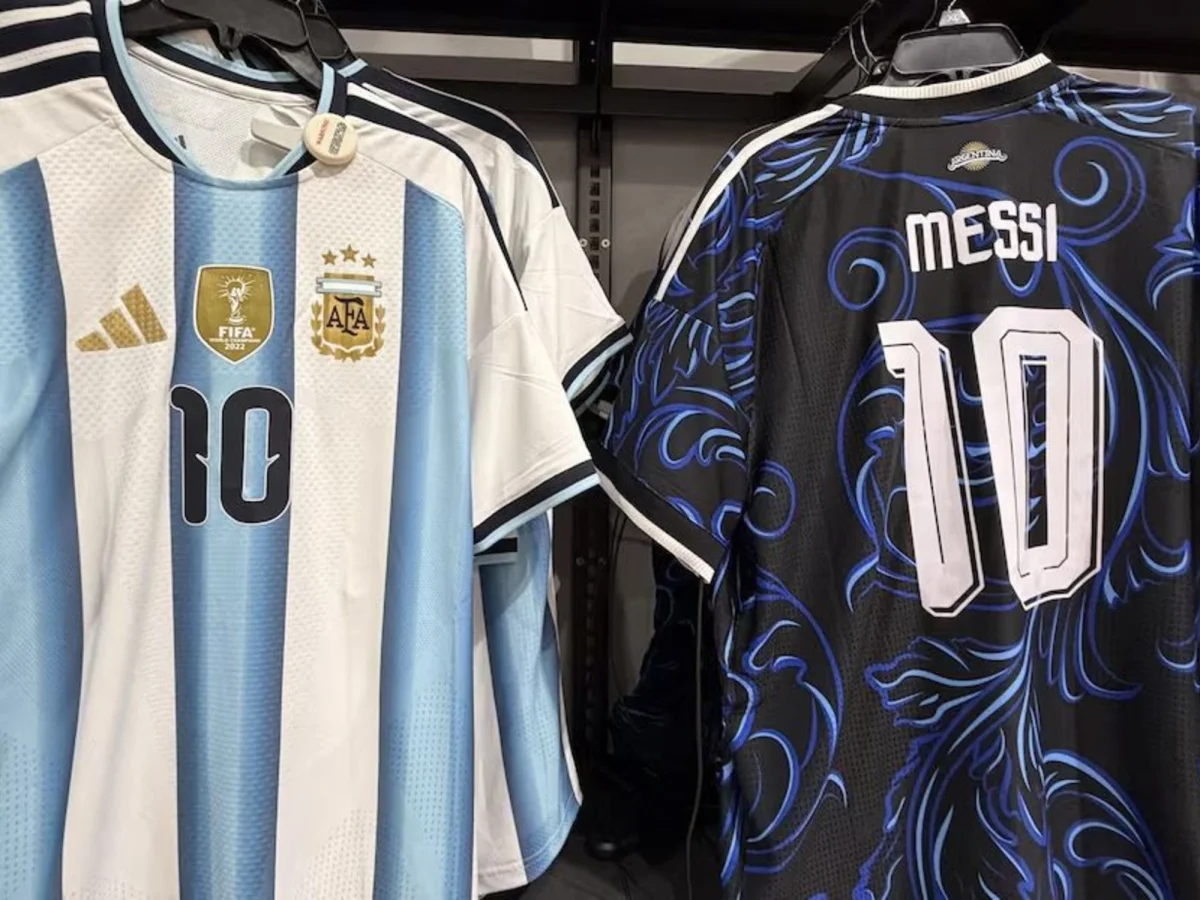 El furor por las camisetas de la selección argentina arrasa en La Plata ante la final del Mundial