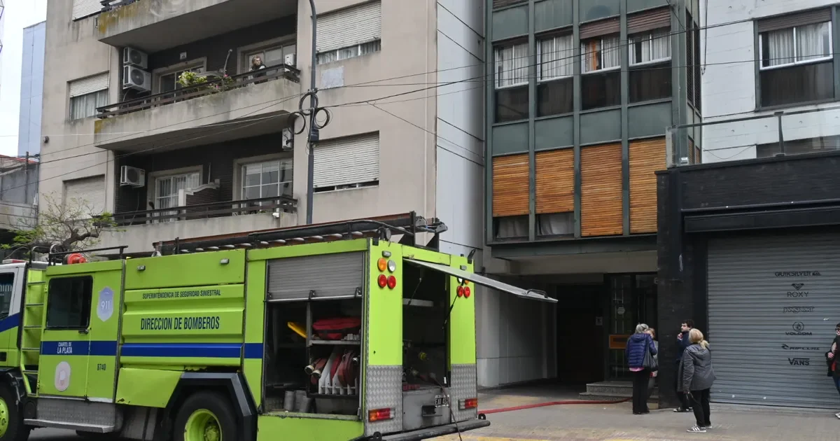 El incendio en un edificio del centro de La Plata deja a familias sin hogar