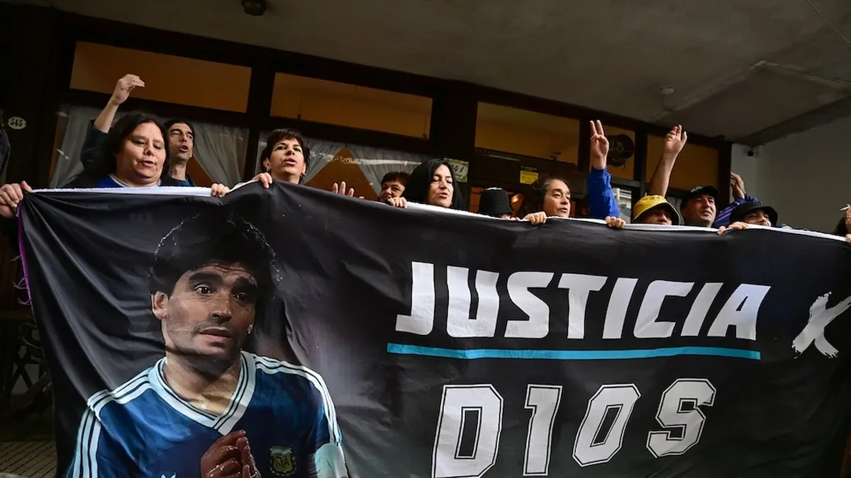 El juicio por la muerte de Diego Maradona se pospone, impactando a su familia y seguidores
