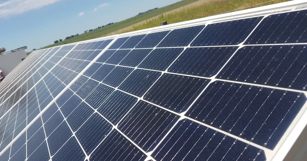 El parque solar de La Plata promete energía limpia para más de 20.000 hogares este mes.