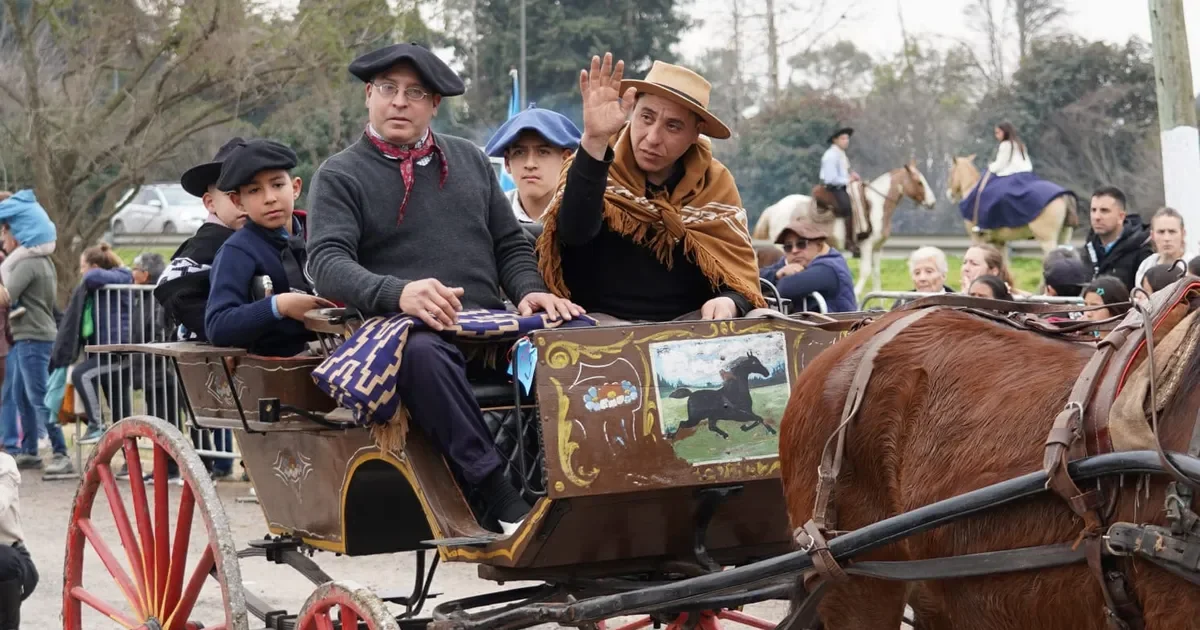 El Peligro se llena de tradición: desfile y música marcan el Día de la Independencia