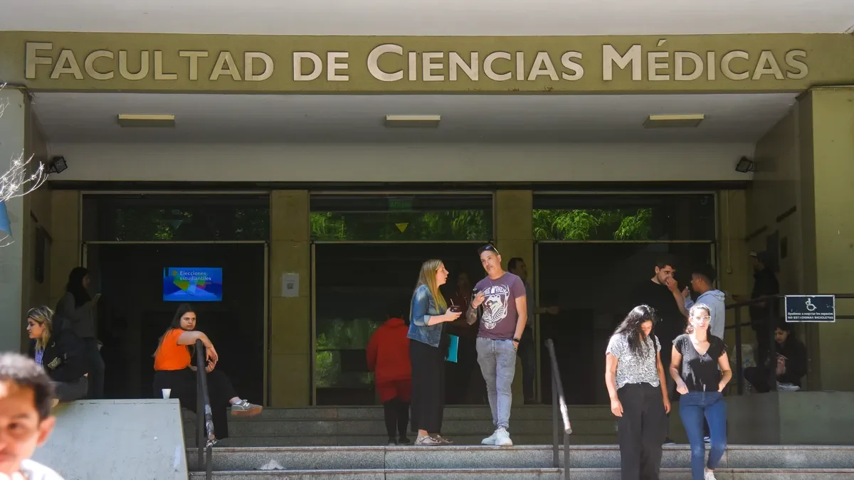 El peronismo toma la dirección de Medicina en la UNLP, un cambio histórico para la facultad.