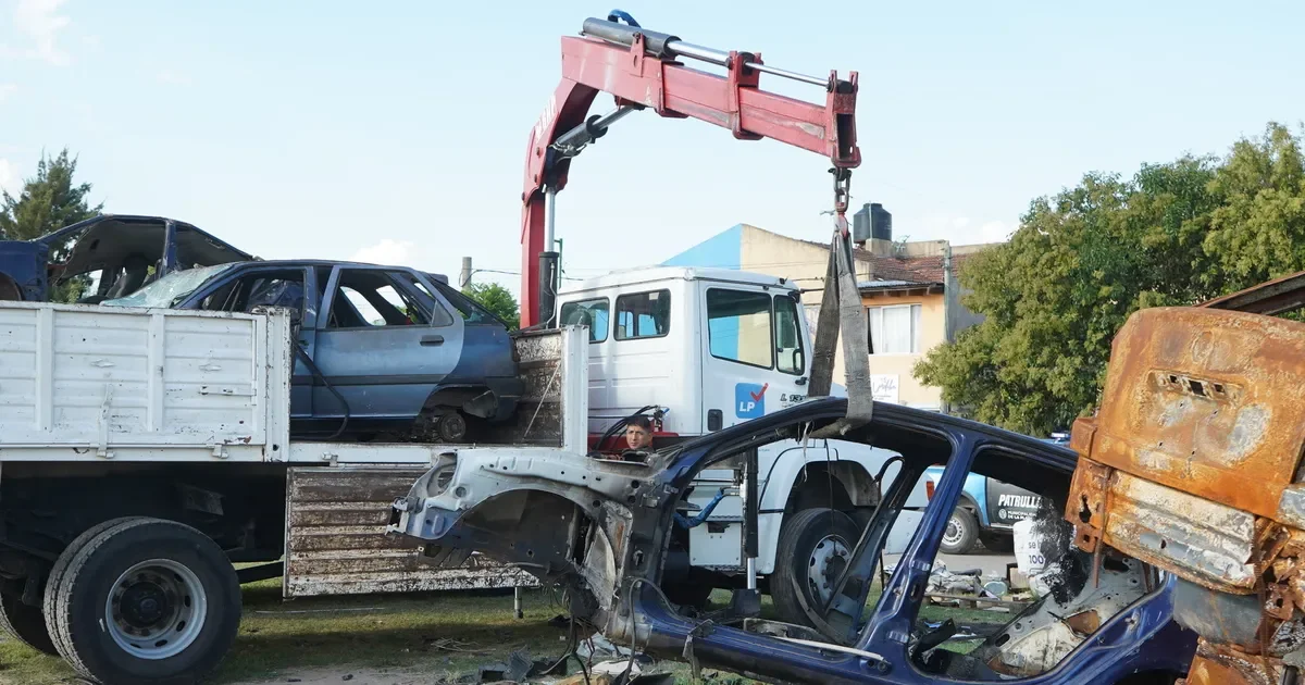 El plan de limpieza de La Plata se intensifica: 313 autos abandonados ya retirados de la vía pública