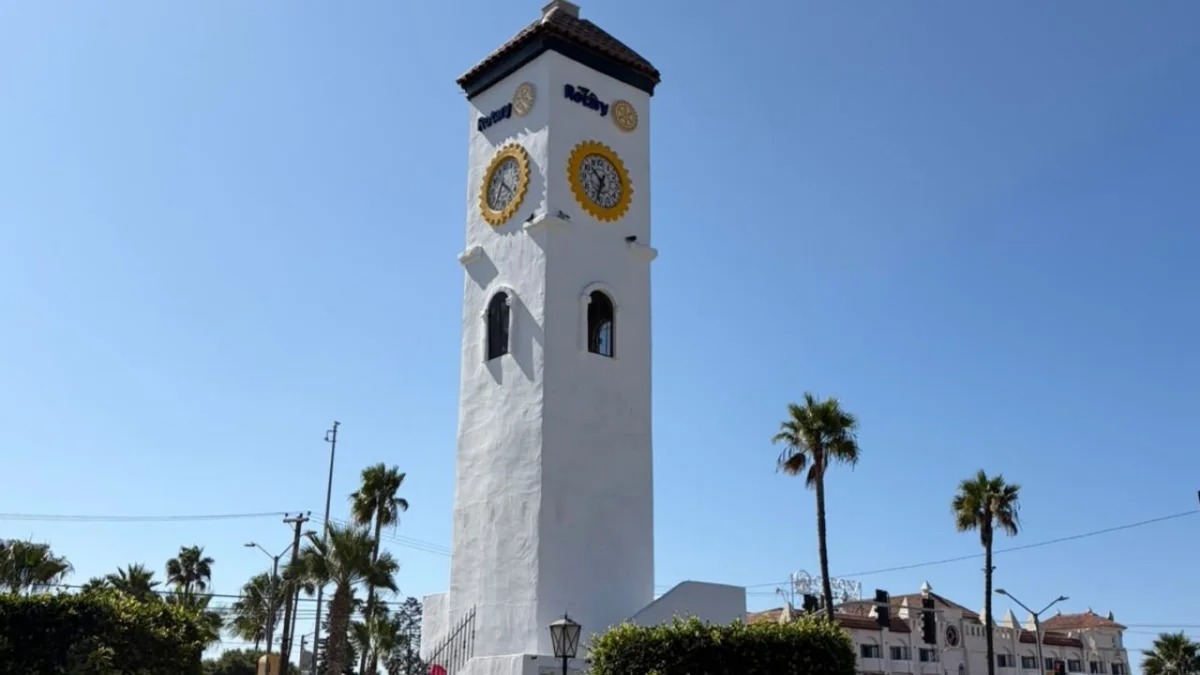 El Reloj Rotario del Riviera vuelve a marcar la hora en La Plata tras su restauración.