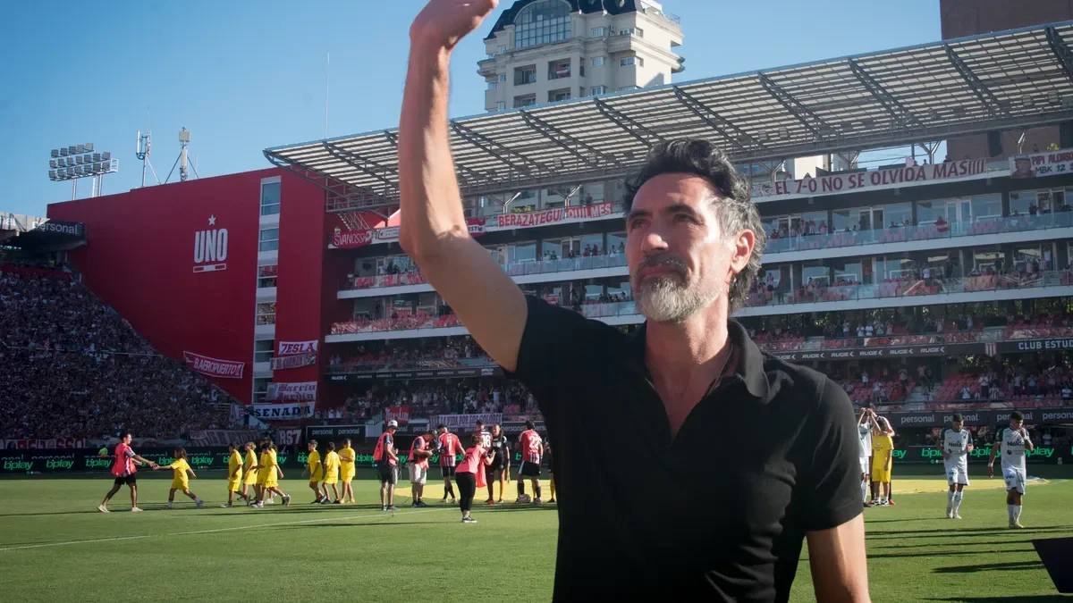 Emotiva despedida de Domínguez en UNO: imágenes que reflejan el cariño de La Plata