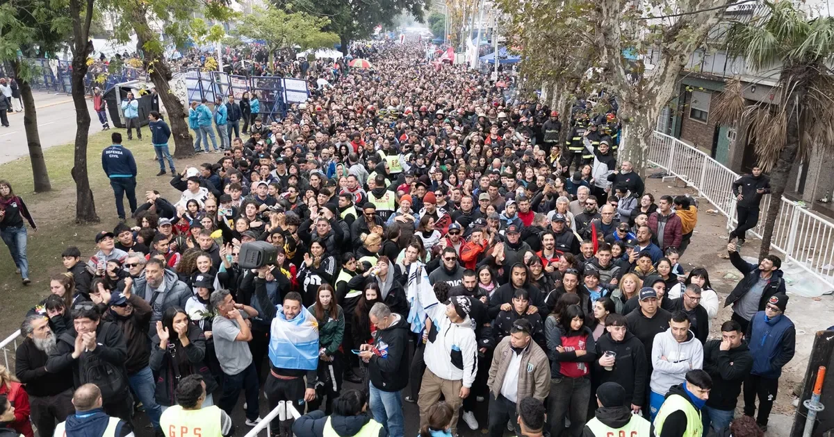 Emotiva despedida en La Plata: miles de fanáticos rinden homenaje al Indio Solari