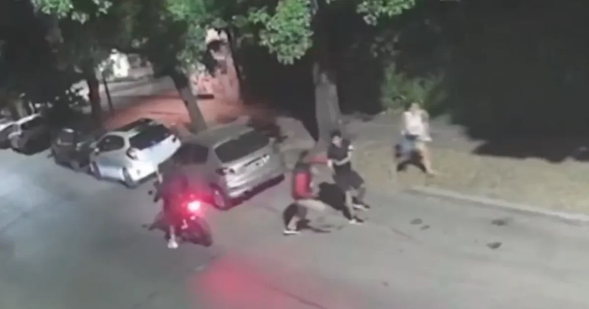 En City Bell, un vecino sufre un violento asalto por motochorros en plena calle