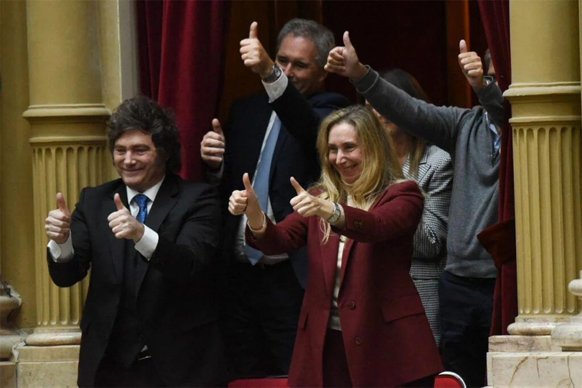 En la mesa política dicen que Milei se mandó solo a defender a Cerimedo - Tiempo Argentino
