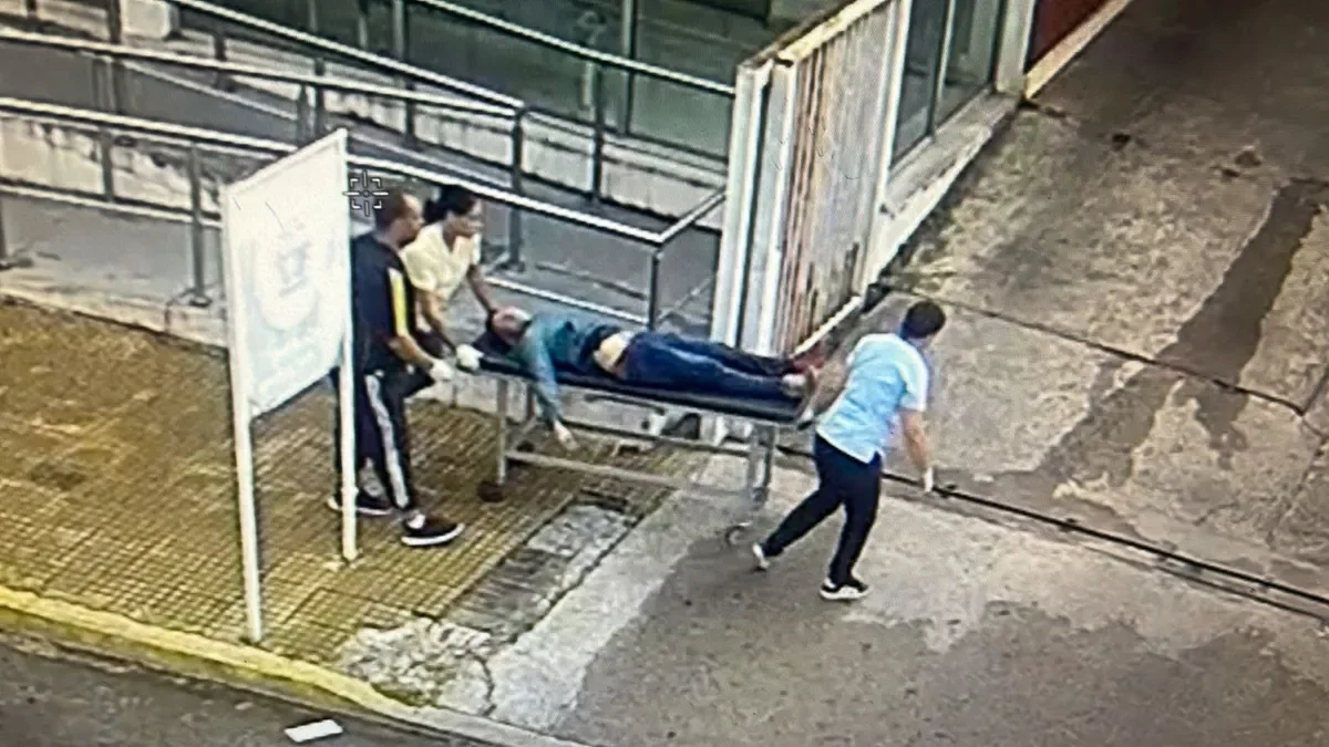 Ensenada: amigo baleado es llevado al hospital mientras su acompañante escapa