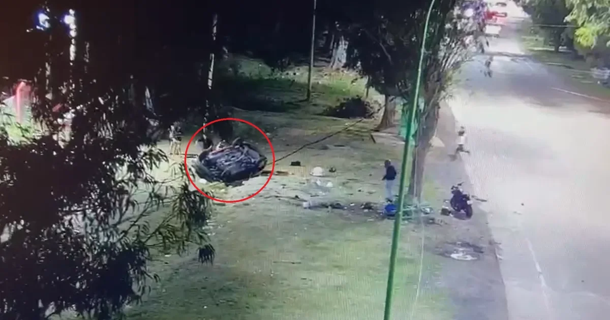 Ensenada: conductor de auto robado provoca choque y escapa dejando el vehículo