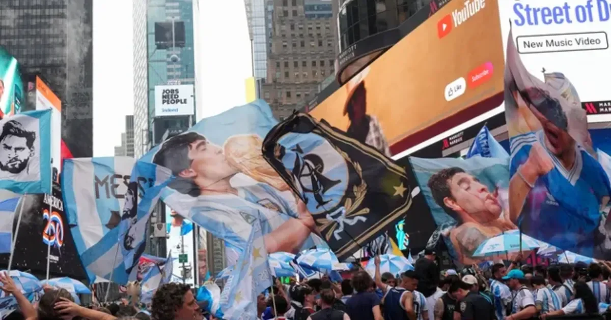 Ensenada se une al fervor: miles de hinchas marchan en apoyo a la selección en Nueva York