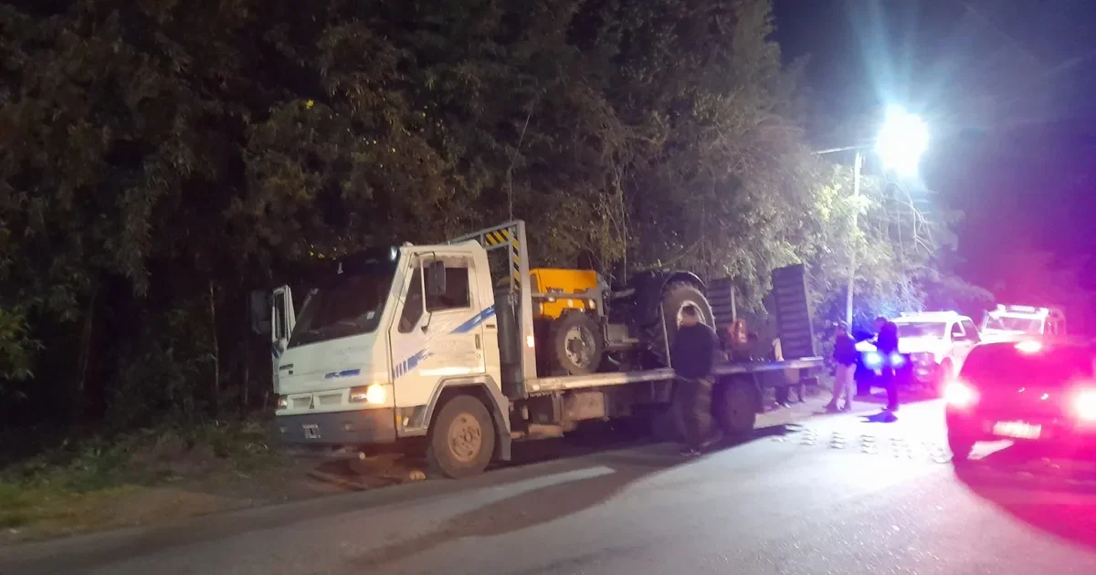 Escapan de control en Los Hornos: abandonan armas y moto, vecinos alarmados