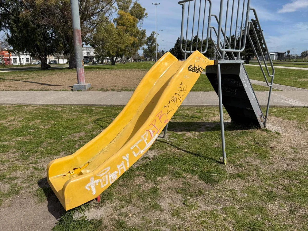 Espacio recreativo frente al Estadio Único en La Plata sufre graves daños por vandalismo
