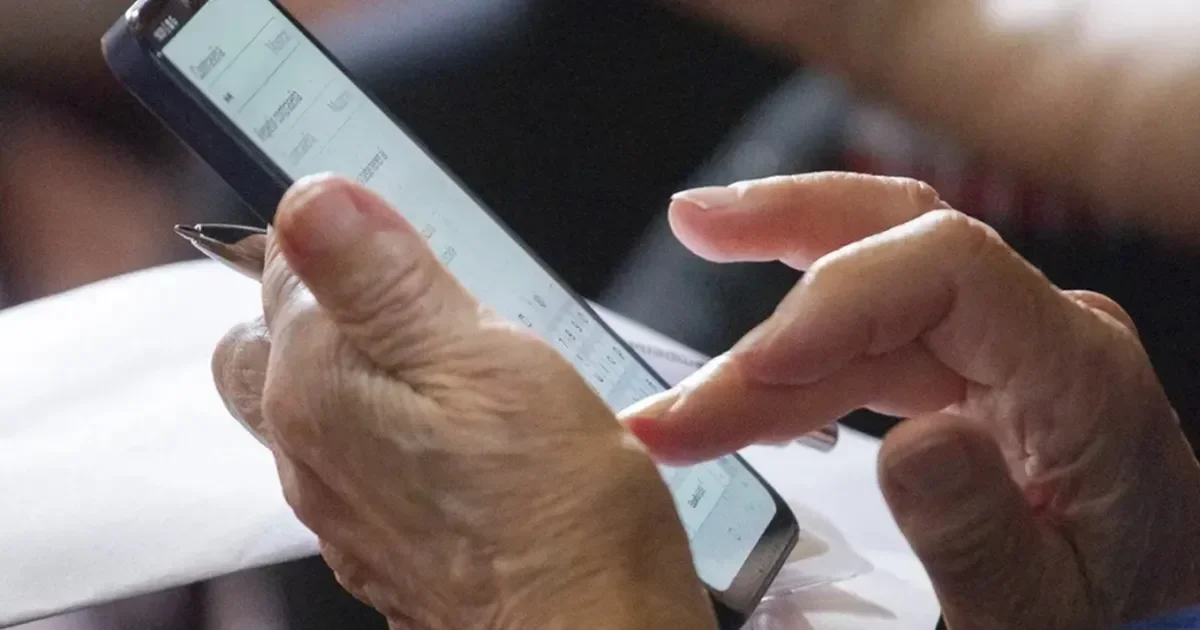 Estafas en redes sociales: jubiladas de La Plata pierden ahorros por engaños.