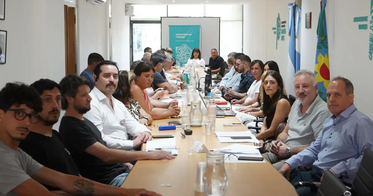 Estatales de La Plata exigen definiciones sobre aguinaldo en paritarias sin propuestas salariales.