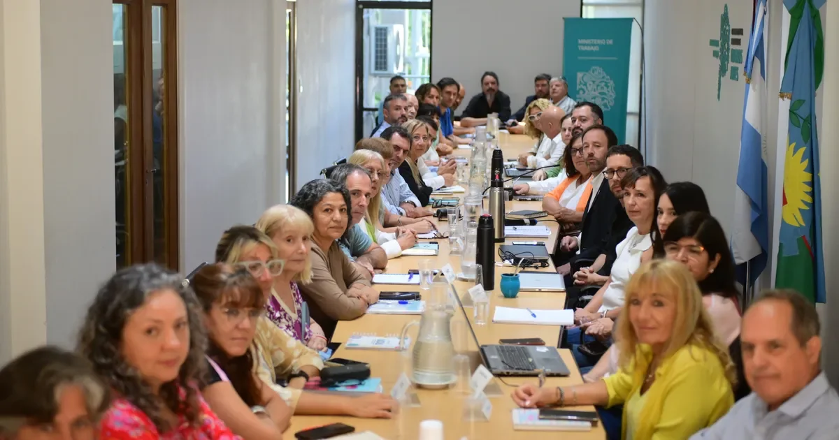 Estatales y docentes de La Plata preparan estrategias para las paritarias de este mes.