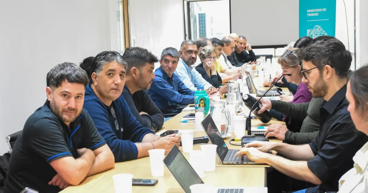 Estatales y docentes preparan sus demandas en paritarias para esta semana en La Plata.