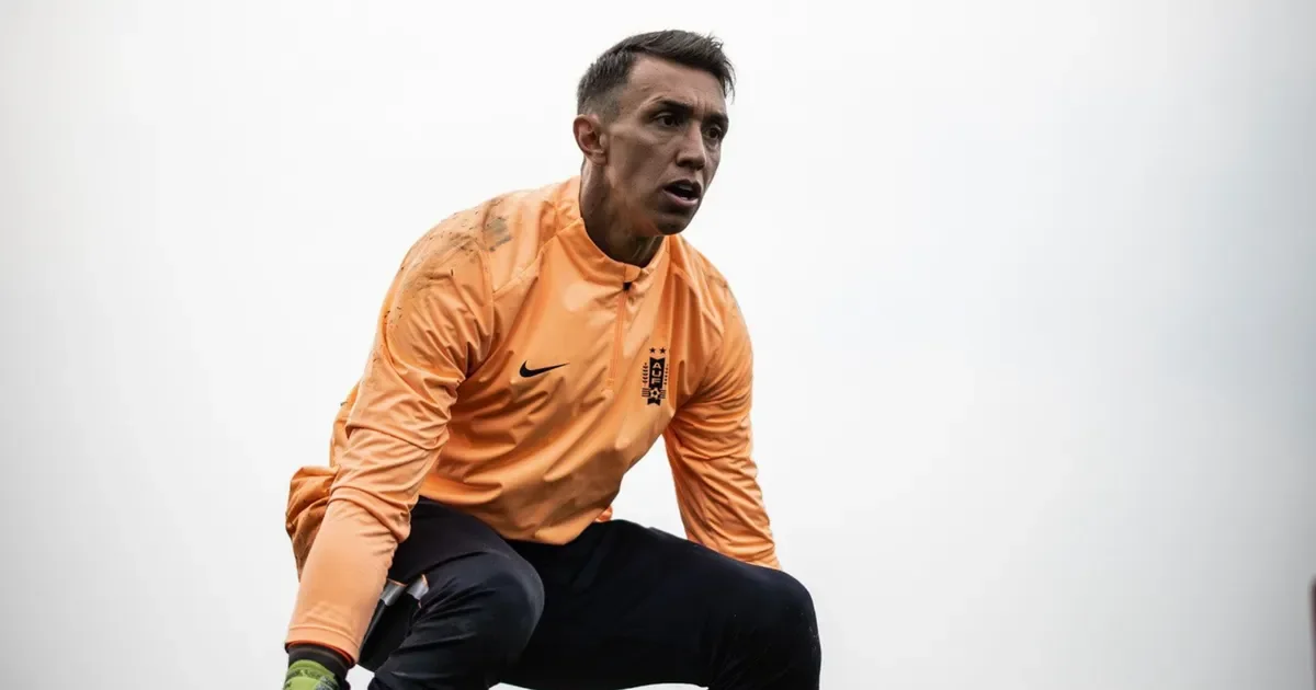 Estudiantes celebra el regreso de Fernando Muslera tras su exitosa gira con Uruguay