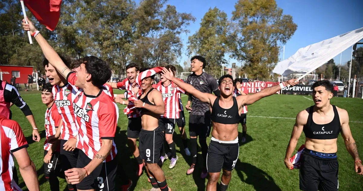 Estudiantes celebra triunfo en el clásico juvenil contra Gimnasia en City Bell y Abasto