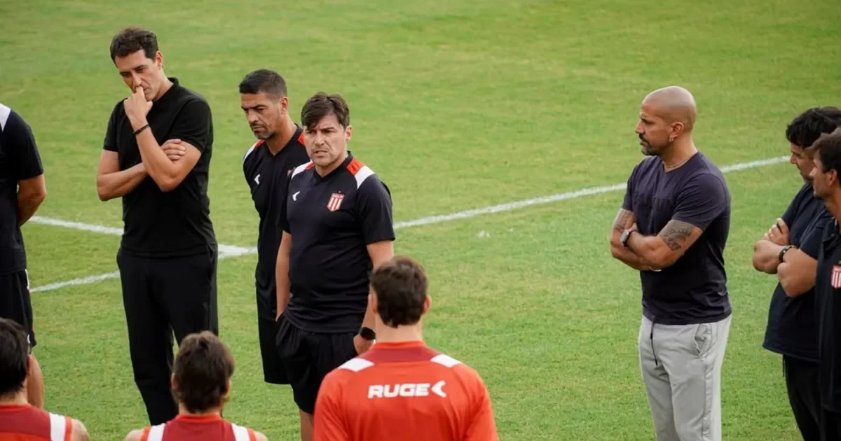 Estudiantes da la bienvenida a Alexander Medina como su nuevo director técnico