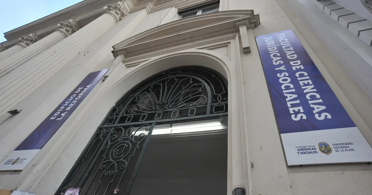Estudiantes de Derecho de la UNLP exigen respuestas tras bochazo masivo en la facultad