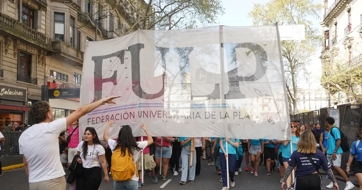 Estudiantes de la FULP se movilizan en la Marcha Federal Universitaria por sus derechos