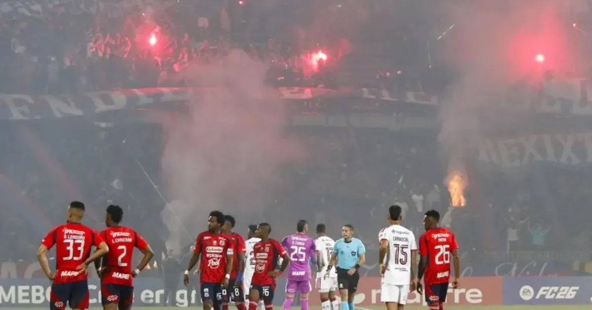 Estudiantes de La Plata celebra: sanción severa a Independiente Medellín por incidentes recientes