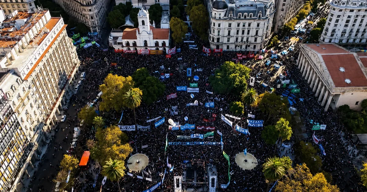 Estudiantes de La Plata marchan para defender el financiamiento universitario frente al ajuste gubernamental