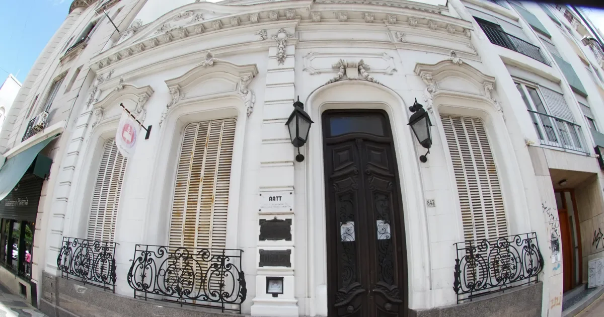 Estudiantes de La Plata protestan por cierre del tercer año en el Instituto Superior del Traductorado