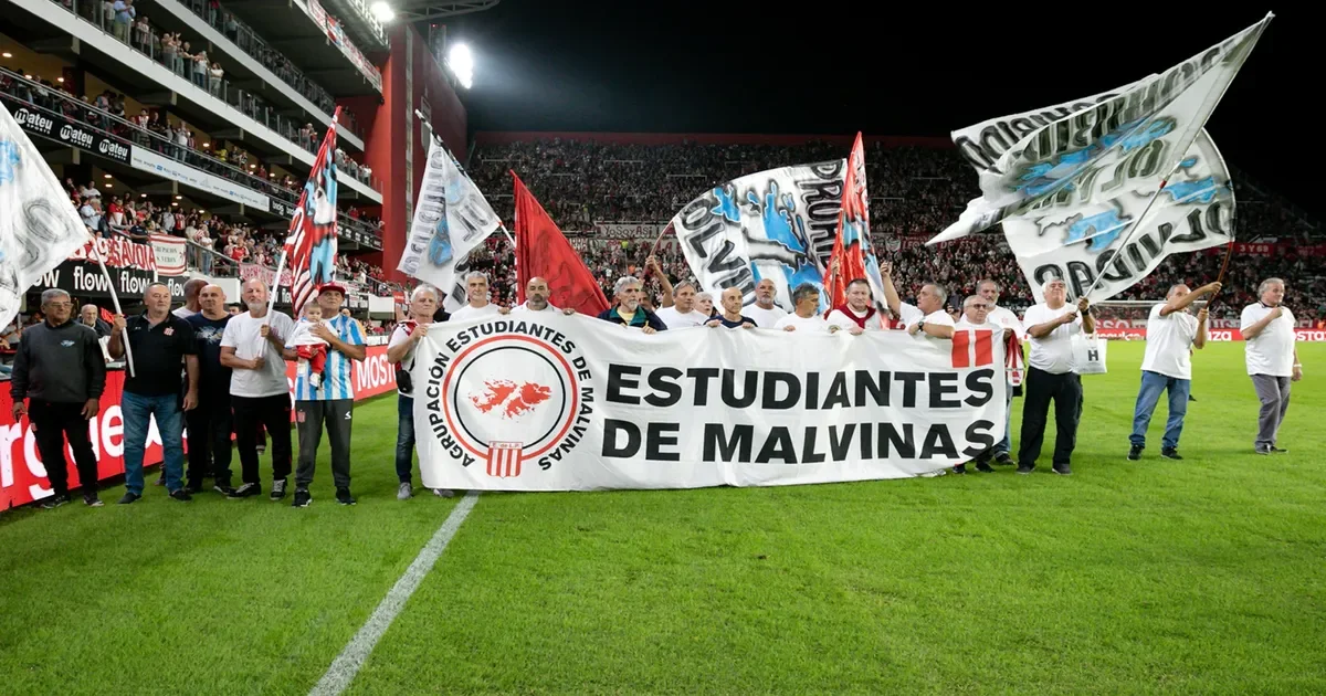 Estudiantes de La Plata rinden homenaje a excombatientes en un emotivo evento masivo