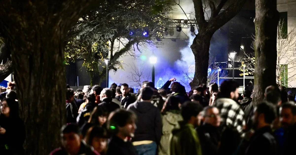 Estudiantes de La Plata se preparan para un festival primaveral en Plaza Rocha
