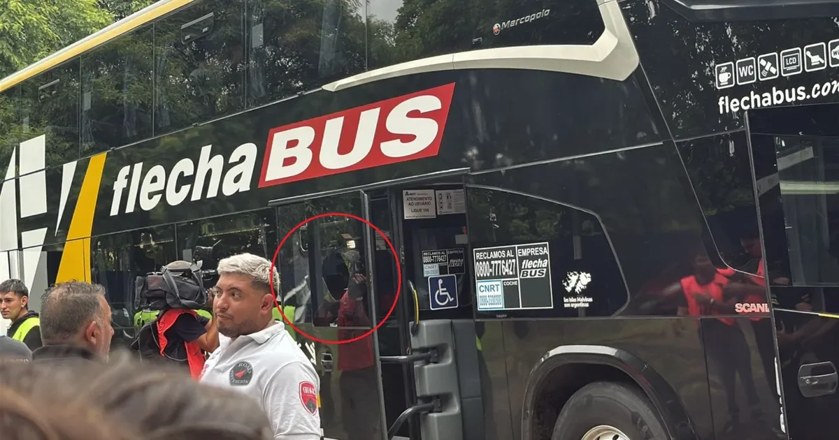 Estudiantes de La Plata siguen sin respuestas tras ataque a su micro en el Bosque