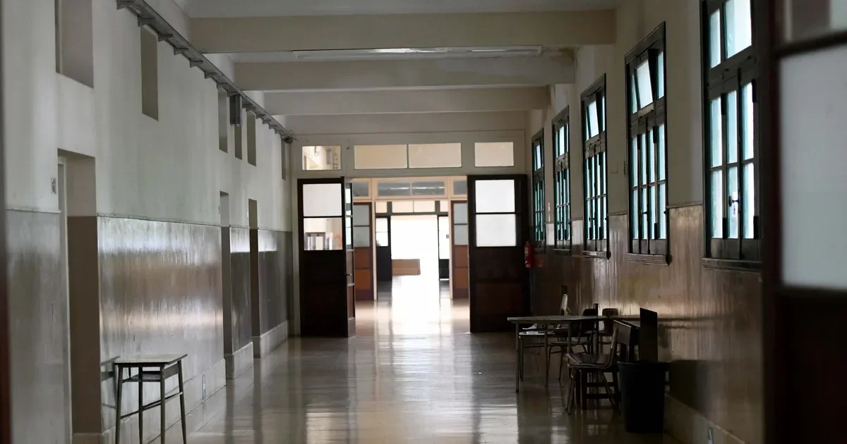 Estudiantes de La Plata y Berisso enfrentan interrupciones en clases por paro docente.