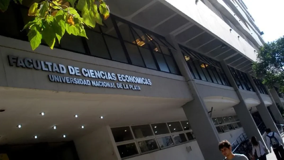 Estudiantes de la UNLP enfrentan exclusión en Ciencias Económicas por pertenencia a agrupaciones